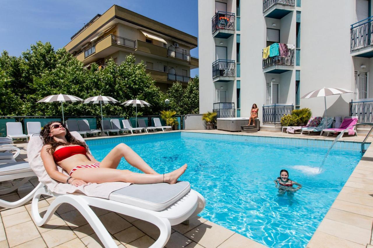 Hotel Verona Cesenatico Buitenkant foto